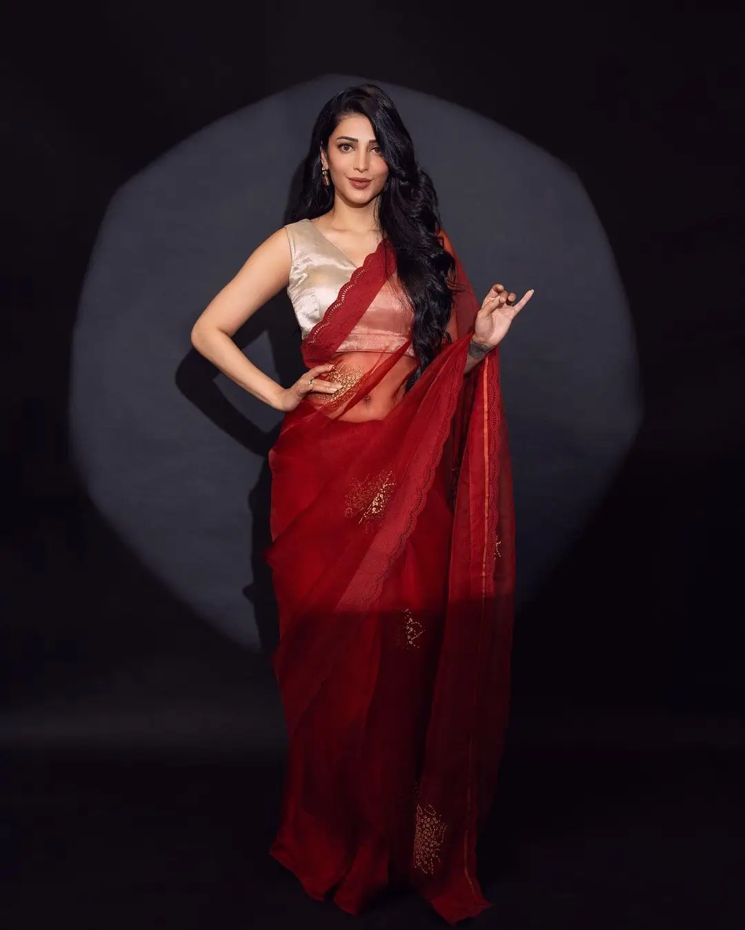 Tollywood Actress Shruti Haasan in Sleeveless Red Saree